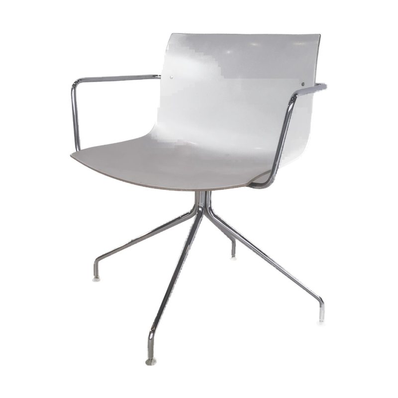 Chaise blanche pivotante chromée