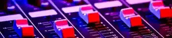 mixage console en studio d'enregistrement
