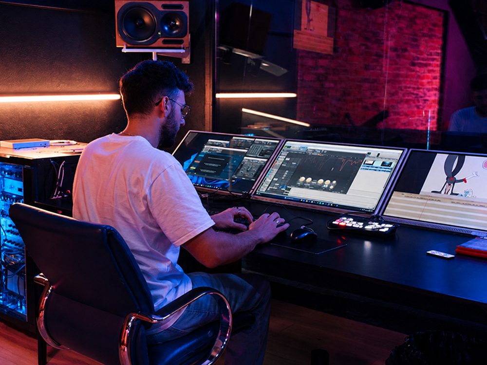 ingénieur du son à la régie pendant une session de mixage au studio Leizart