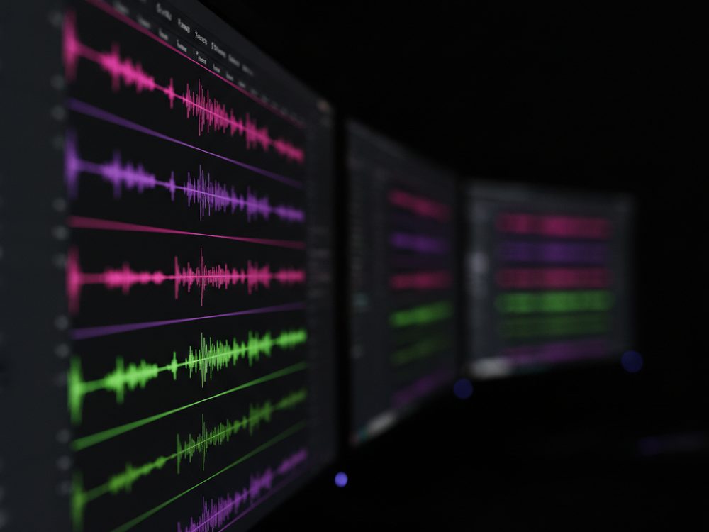 formes d'onde à l'écran pendant un mastering studio