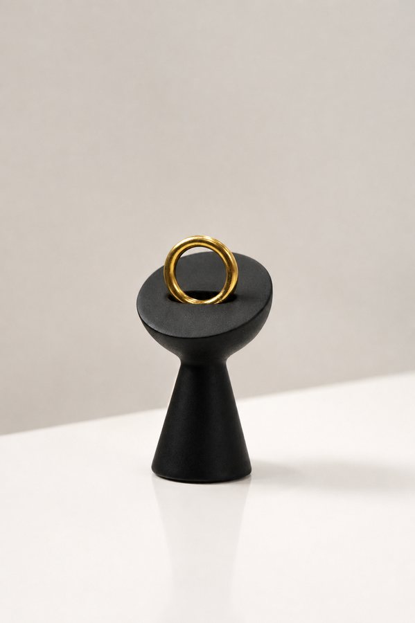 Packshot photo produit — bague sur présentoir, fond neutre, studio Paris
