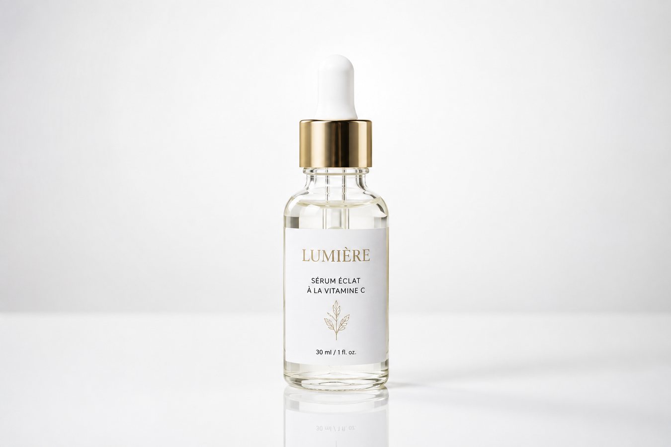 Packshot photo produit — flacon de sérum cosmétique sur fond blanc, studio Paris