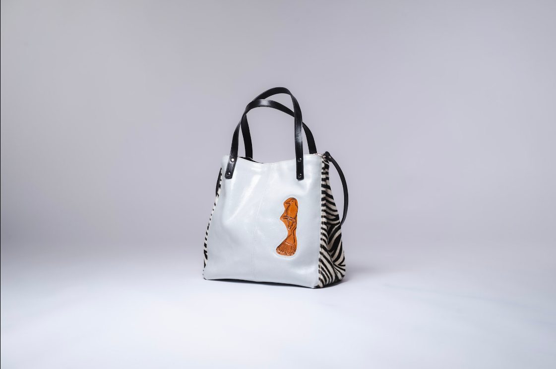 Packshot photo produit — sac tote sur fond neutre, studio Leizart Paris