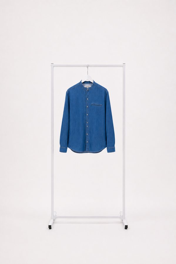 Packshot photo produit — chemise en jean sur portant, studio Paris