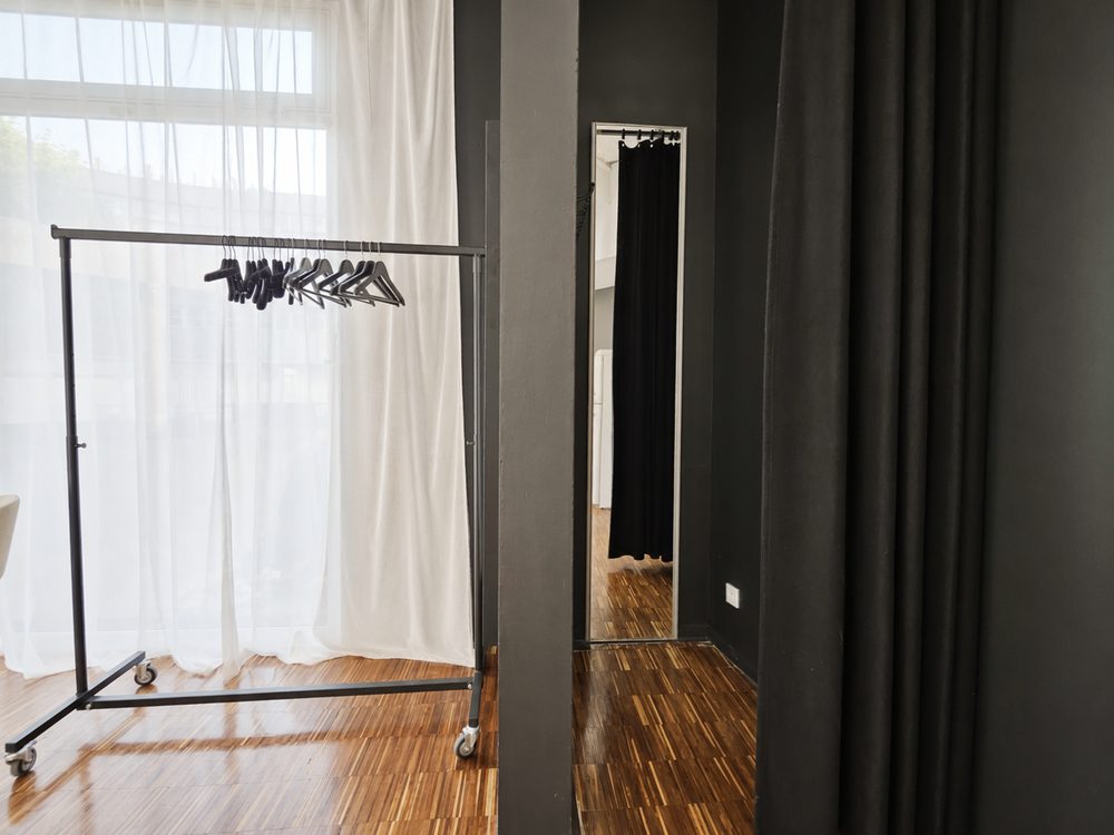 Studio Panorama — cabine d'essayage et portant à Paris 20e
