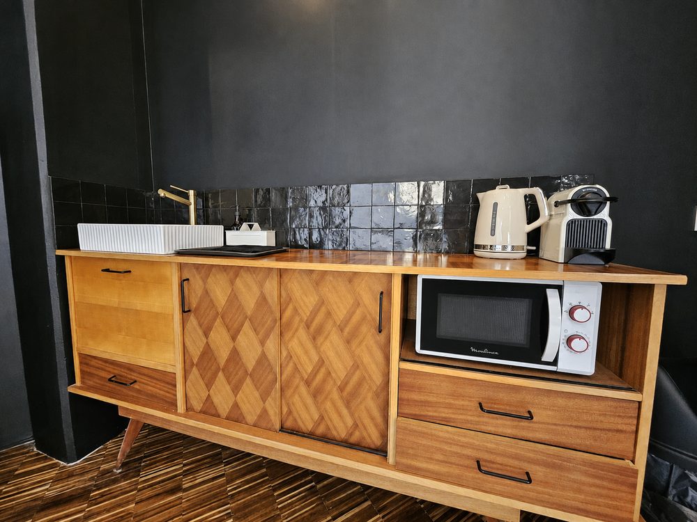 Studio Panorama — coin cuisine équipée (bouilloire, micro-ondes, Nespresso) à Paris 20e