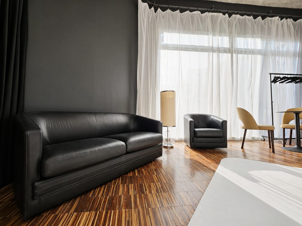 Studio Panorama — espace détente avec canapé en cuir à Paris 20e