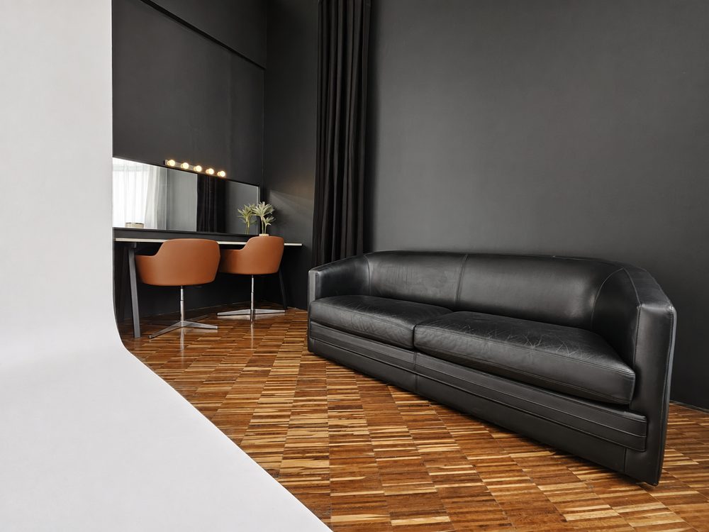 Studio Panorama — espace maquillage et canapé à Paris 20e
