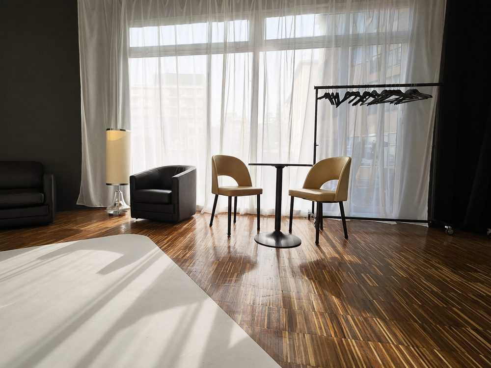 Studio Panorama — loge et coin détente avec portant à Paris 20e