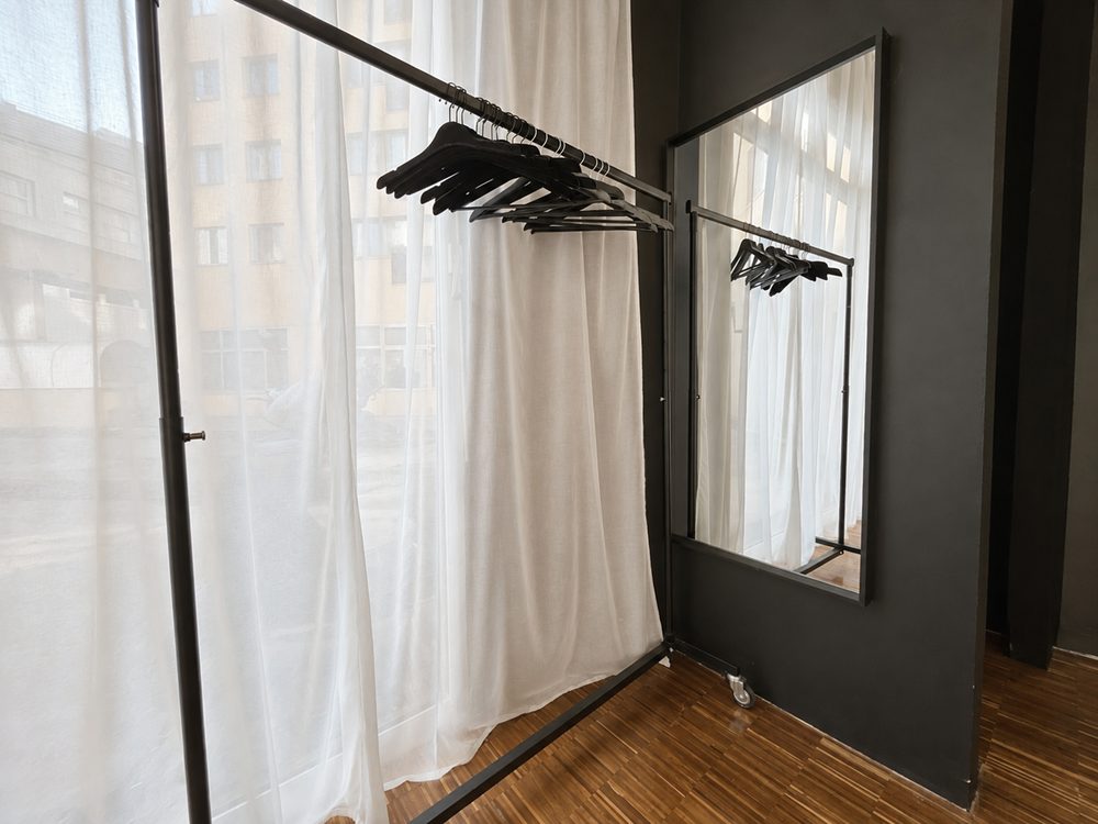 Studio Panorama — portant vestiaire et miroir à Paris 20e
