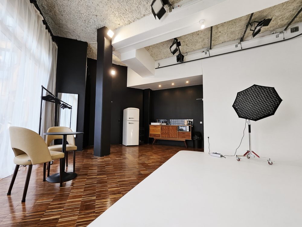 Studio Panorama — vue d'ensemble du plateau, coin cuisine et cyclorama à Paris 20e