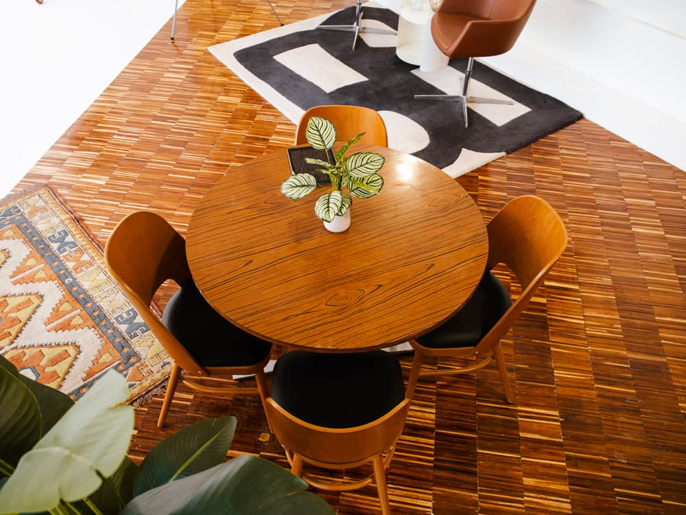 Détail mobilier bois du studio photo ÉDITO