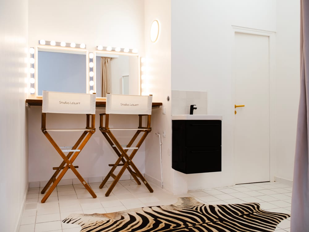 Loge maquillage du studio ÉDITO — miroir lumineux