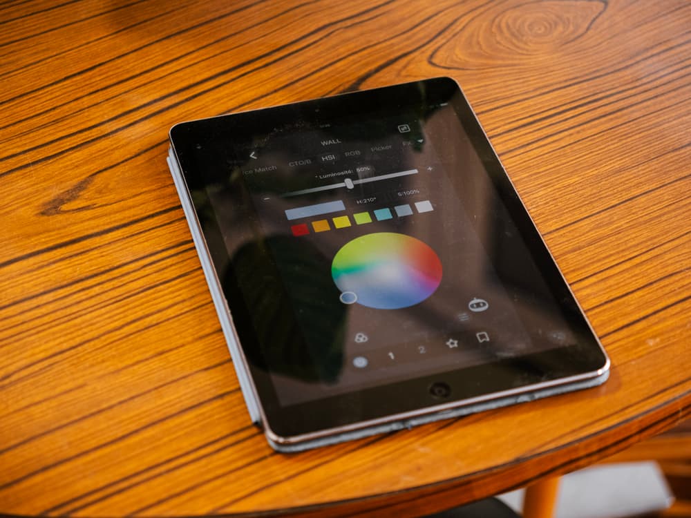 Studio ÉDITO — étalonnage colorimétrique sur tablette