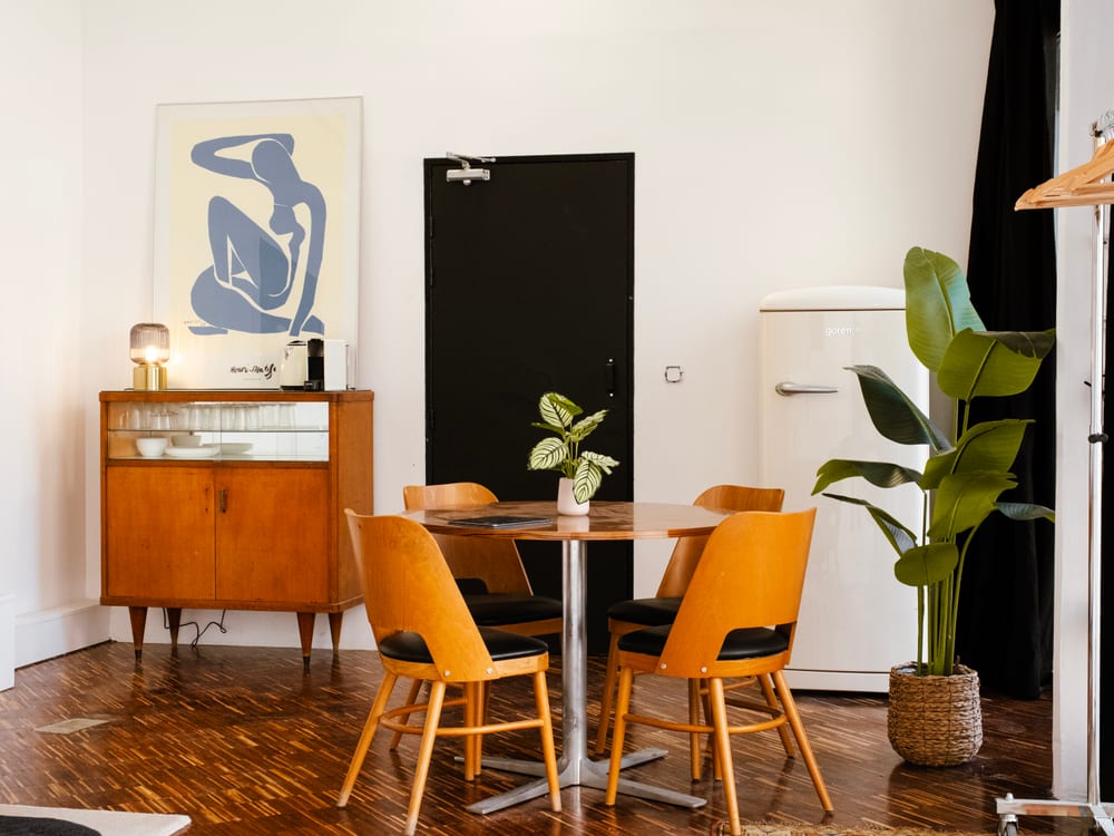 Studio ÉDITO — buffet vintage et table éditoriale