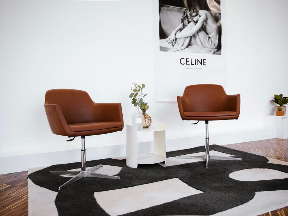 Salon du studio photo ÉDITO — fauteuils cuir et tapis