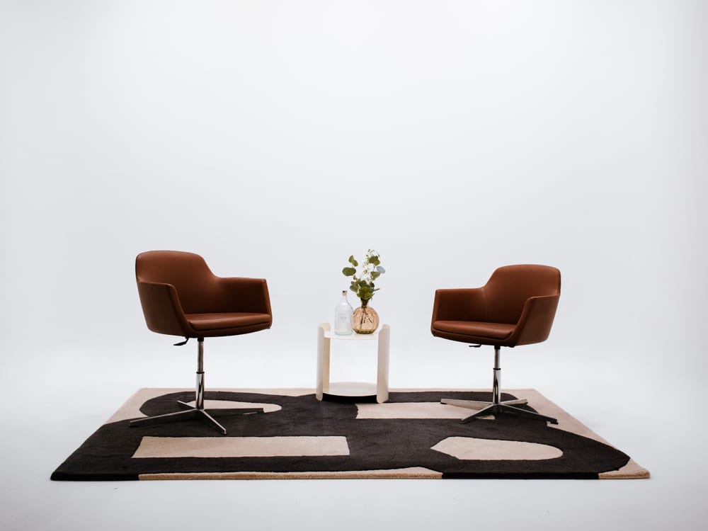 Studio photo éditorial ÉDITO — fauteuils cuir sur fond blanc