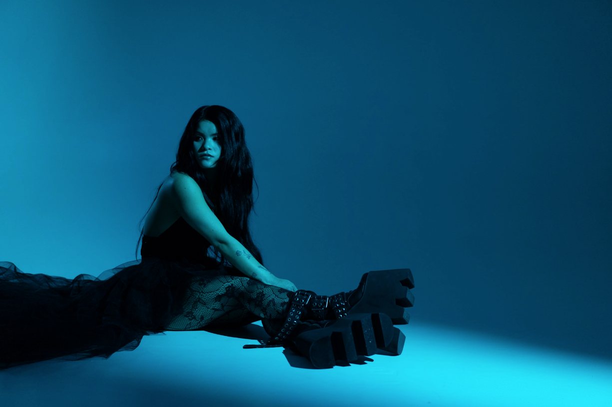 Cover / pochette musicale — portrait artistique en lumière bleue, studio Leizart Paris