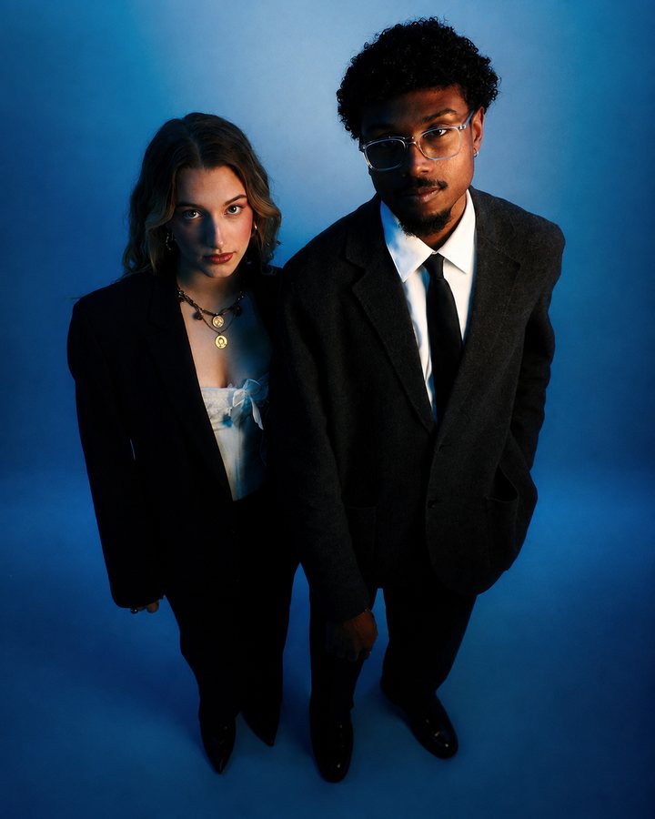 Cover / pochette musicale — duo en lumière bleue, studio photo Paris