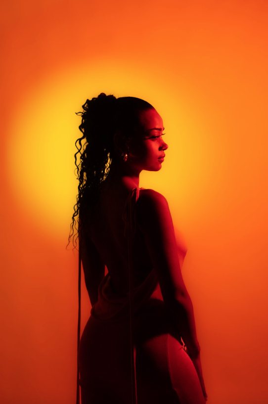 Cover / pochette musicale — silhouette en lumière orange, studio Leizart Paris