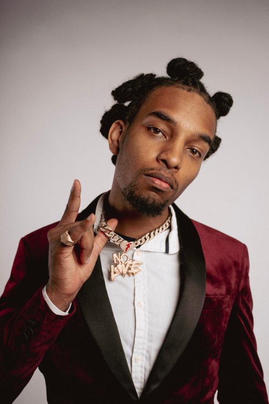 Cover / pochette musicale — portrait d'artiste rap en costume, studio photo Paris