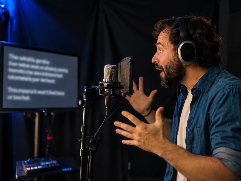 Voix off en cabine, texte affiché sur le grand écran, studio Leizart Paris